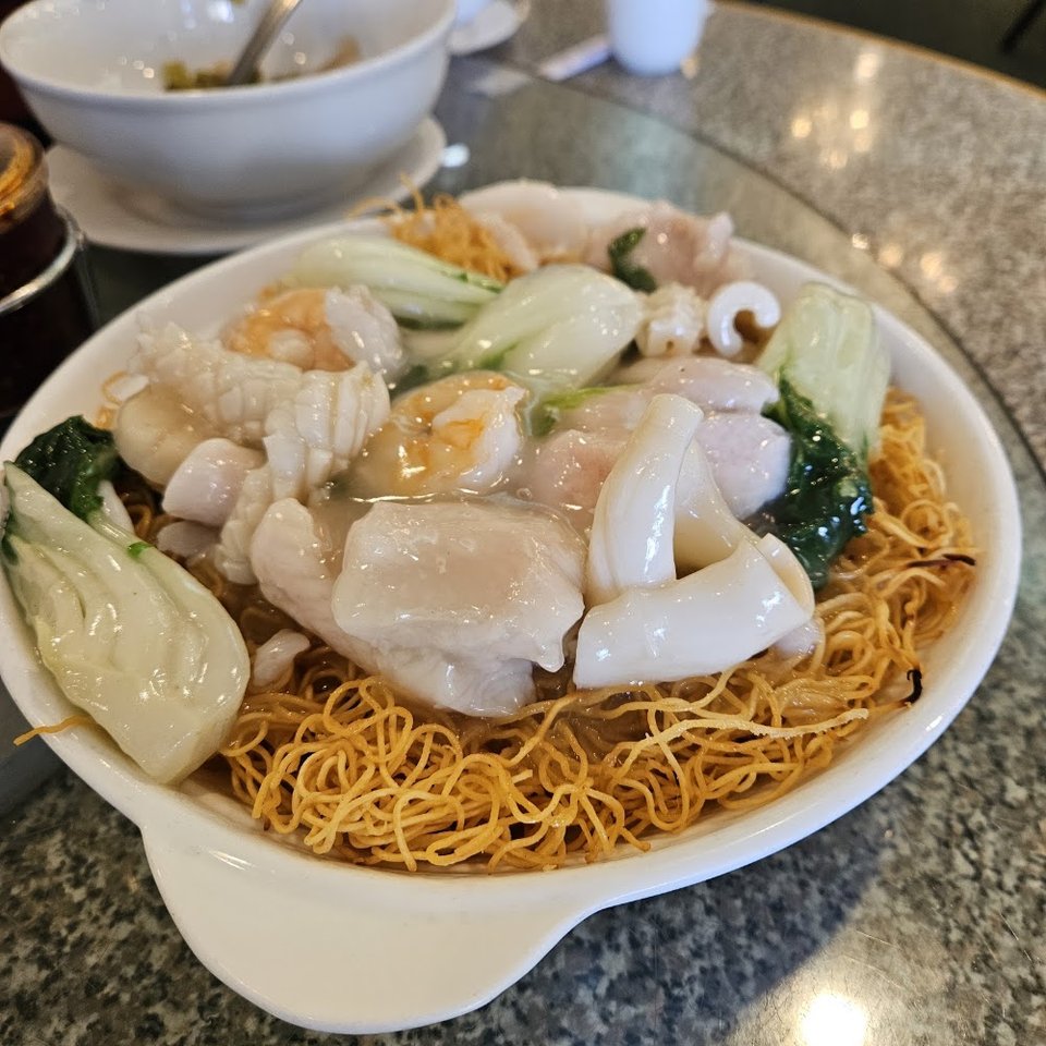 Seafood Crispy Noodle Chow Mein